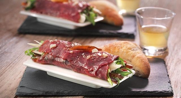 Aperitivo de carpaccio de ternera con rúcula y dátiles