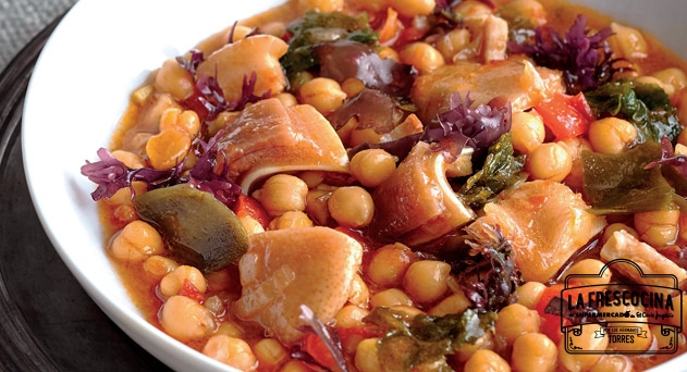 Potaje de garbanzos con oreja y algas