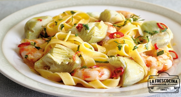 Tagliatelle de tomate con alcachofas y langostino