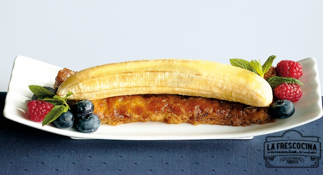 Plátano a la brasa con torrija de coco