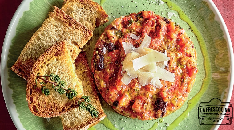 Tartar de tomate en conserva, aceitunas "muertas" y tomillo limón