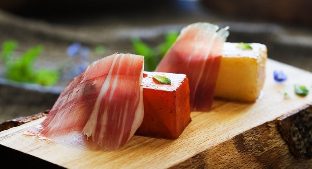 Dados de sandía y melón asados con Jamón de Bellota 100% Ibérico Cinco Jotas