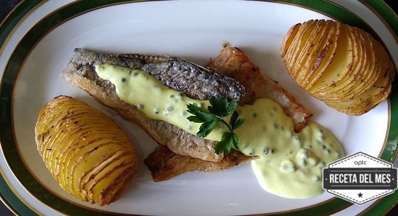 Lubina con salsa de pimienta verde y patatas Hasselback