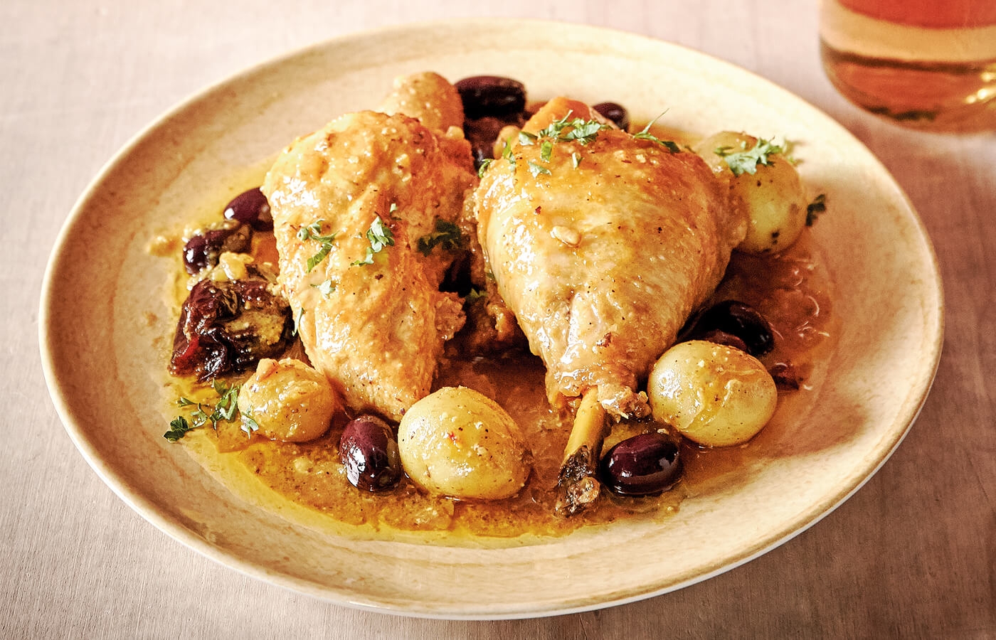 Guiso de pollo campero con cítricos y frutos secos
