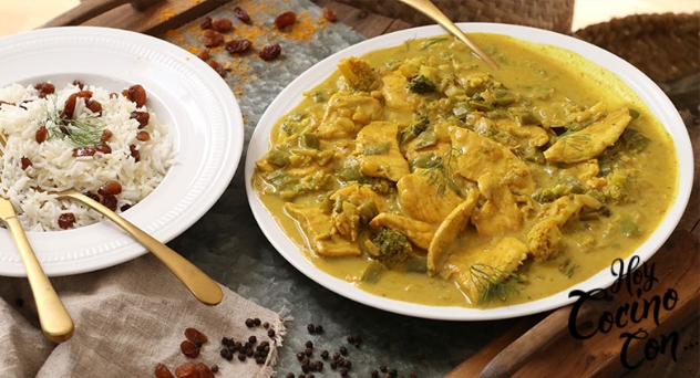 Pollo o pavo al curry con arroz, brócoli y pasas por Delicious Martha