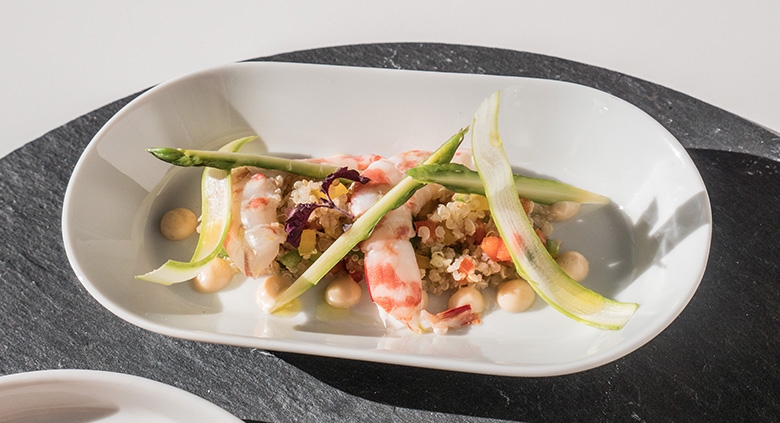Receta MasterChef celebrity 4: Ensalada de quinoa con espárragos, langostinos y emulsión de coral.
