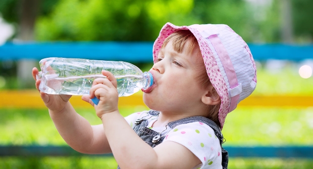 ¿Cuánta agua tienen que beber los bebés?