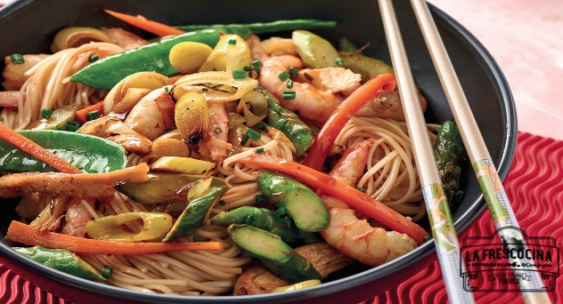 Salteado de fideos pollo y gambas
