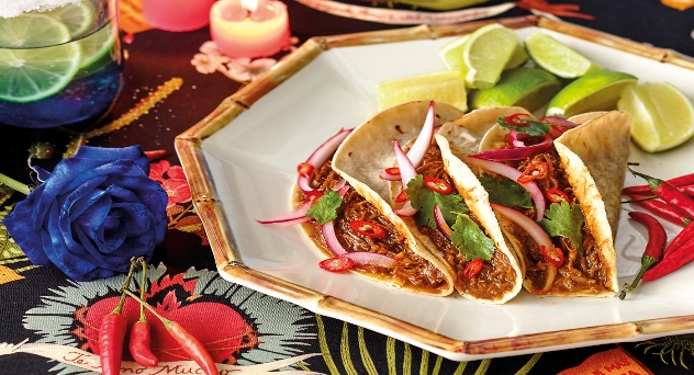 Tacos de carrillera de cerdo con cebolla encurtida