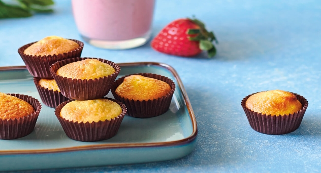 Magdalenas de yogur y naranja, y zumo de coco, fresas y hierbabuena