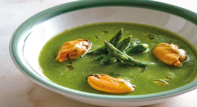 Sopa de espárragos y mejillones
