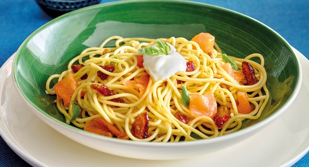 Spaghettis con queso y salmón