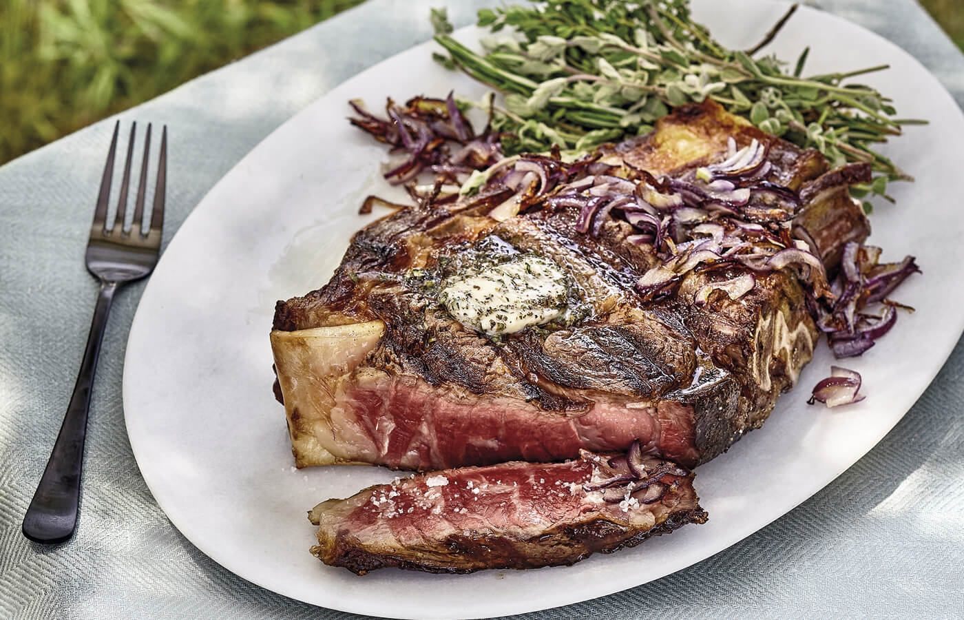 Chuleta de lomo de angus a la barbacoa y mantequilla de hierbas