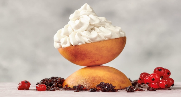 Melocotones al vino y mousse de almendra