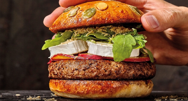 Hamburguesa, manzana y pan de nueces e higos