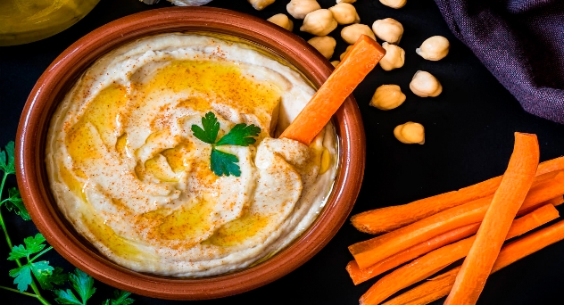 Palitos de zanahoria con hummus libanés