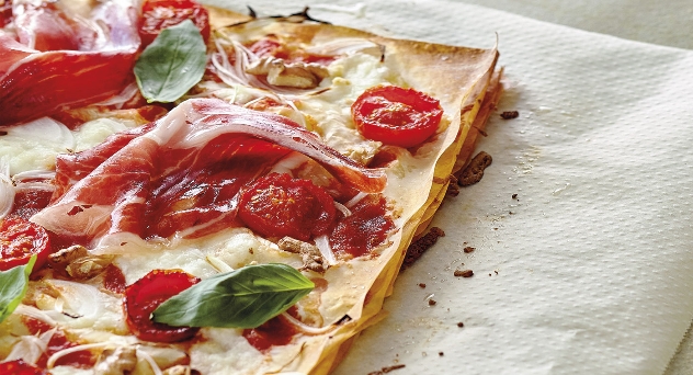 Pizza de pasta filo, jamón ibérico, nueces y tomate confitado