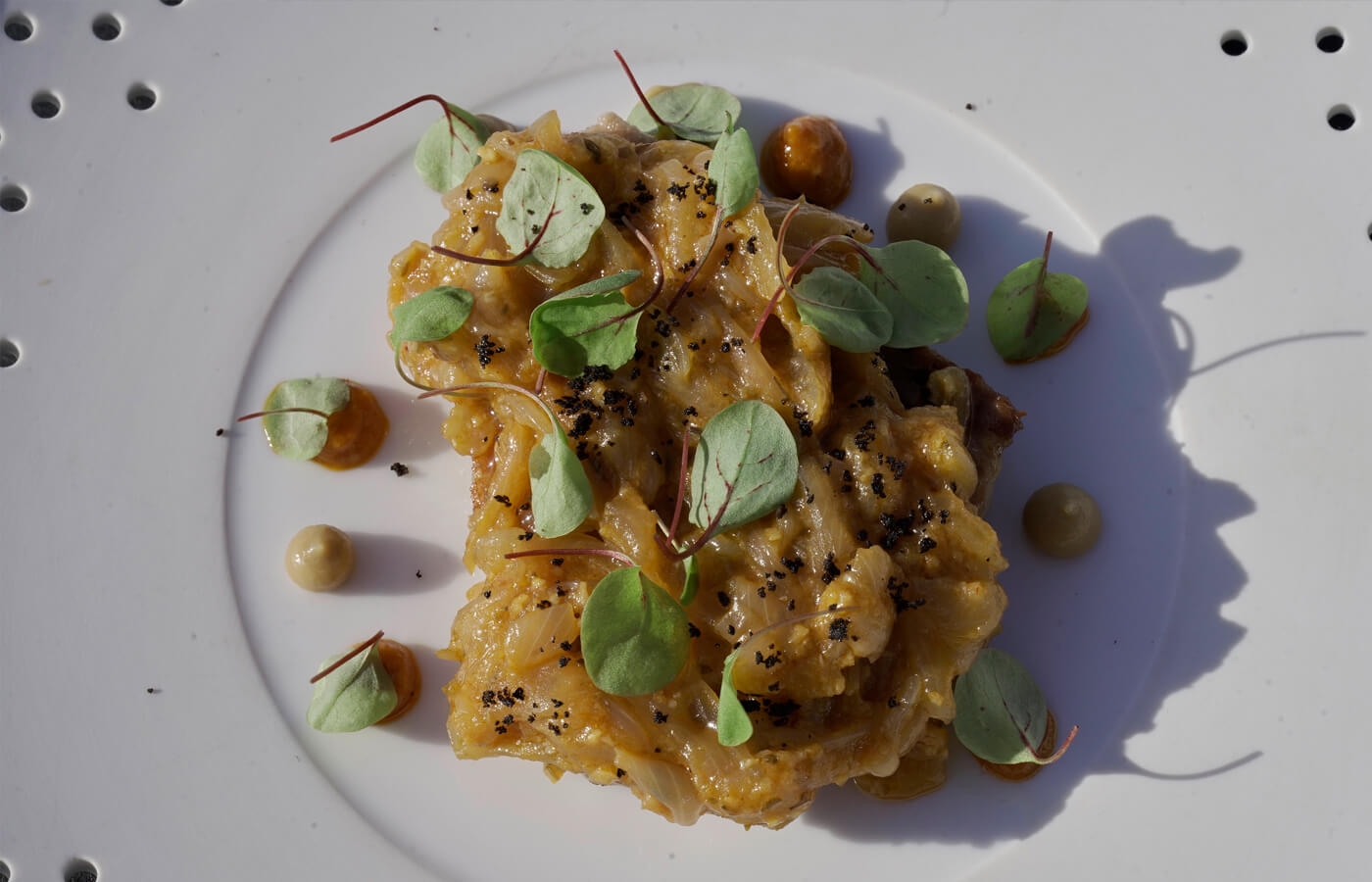 Receta MasterChef Celebrity 7: Atún encebollado, puré de apionabo, tomate asado y polvo de aceituna