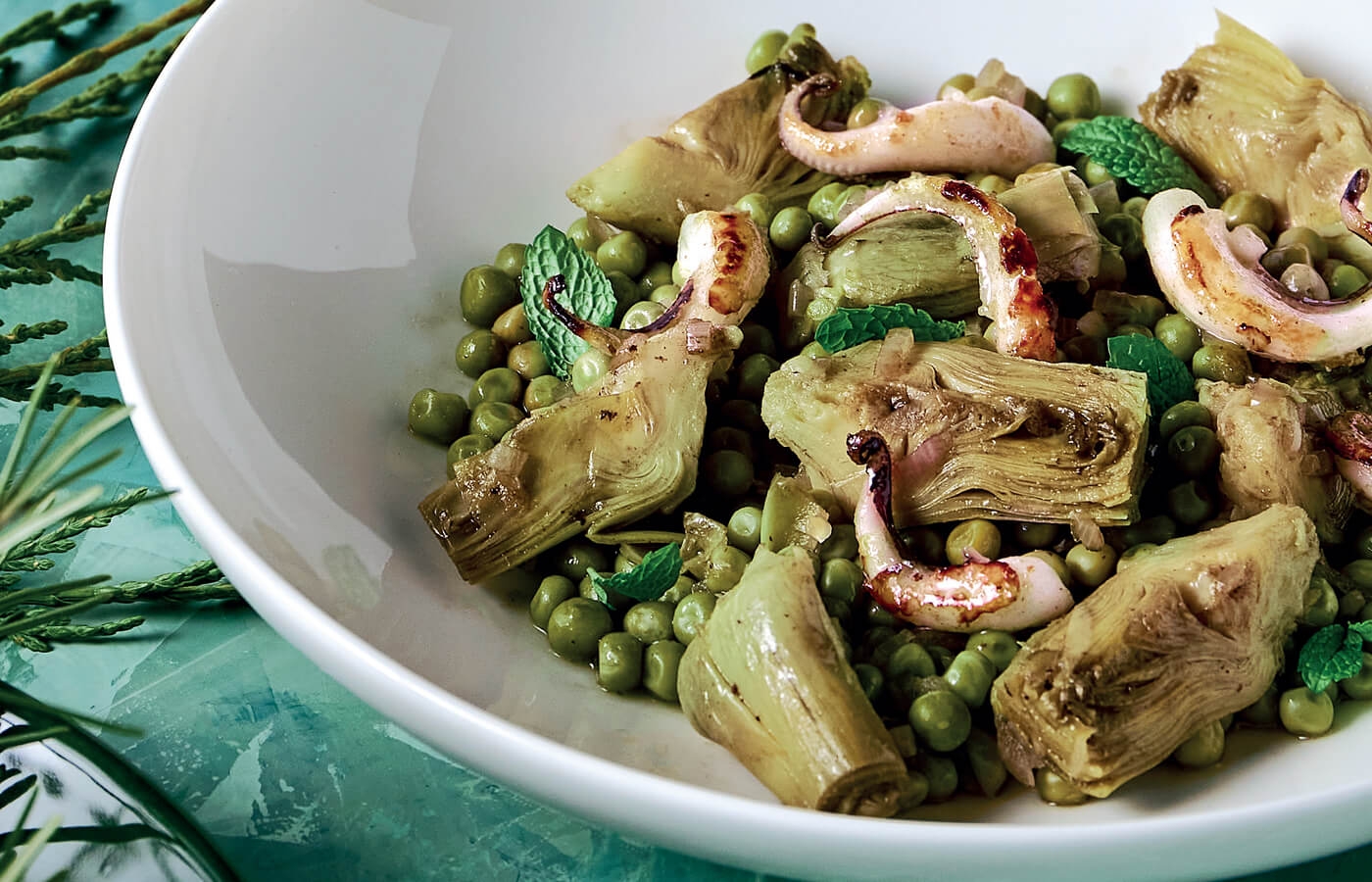 Alcachofas con guisantes y menta