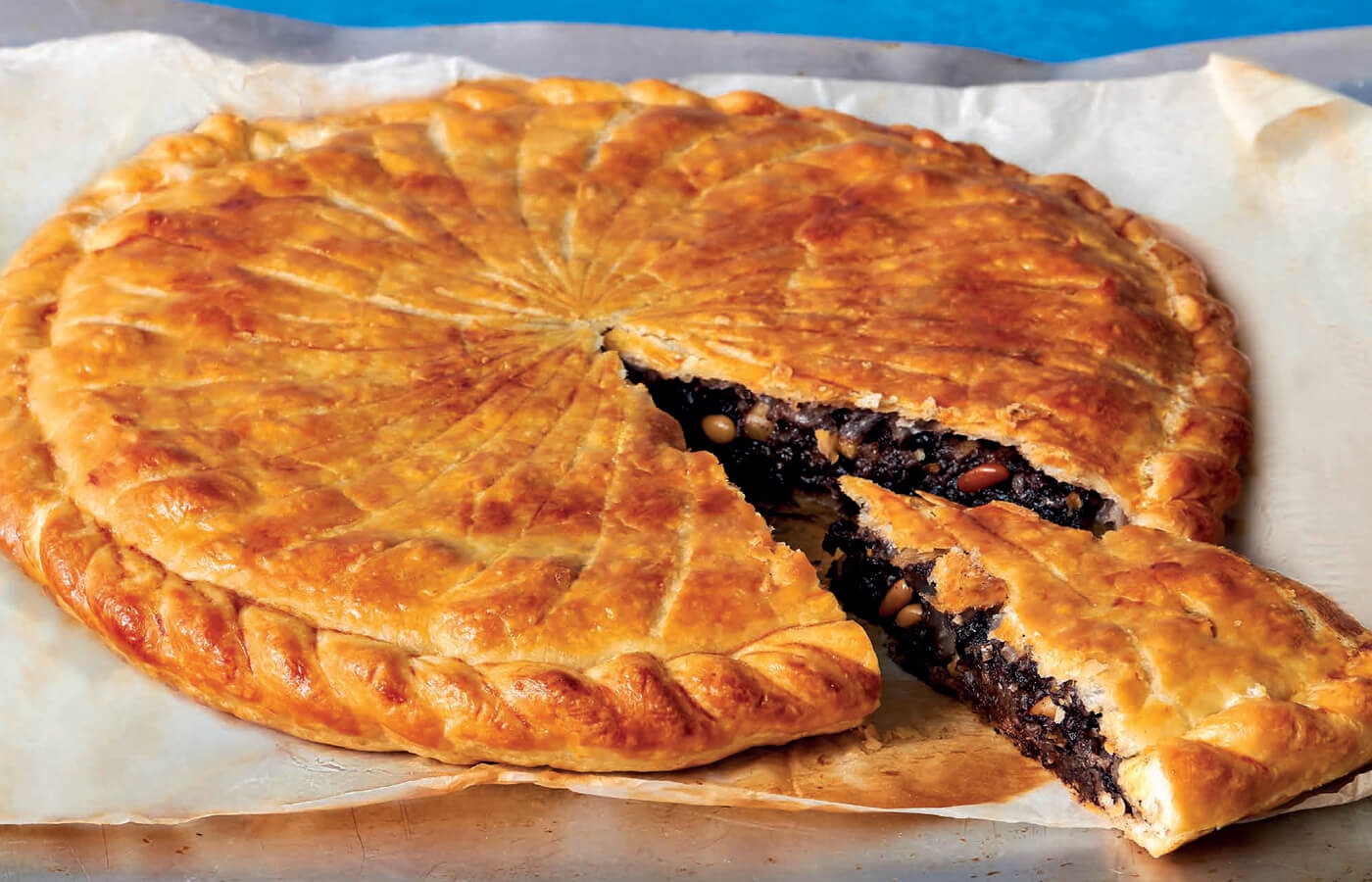 Hojaldre de morcilla con peras, pasas y piñones