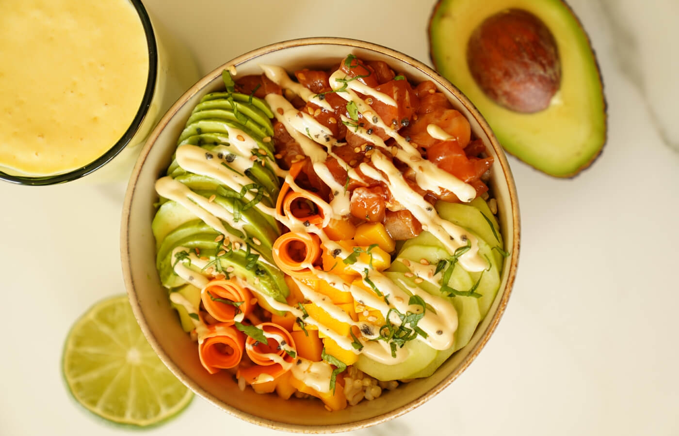 Poke Bowl con batido de mango