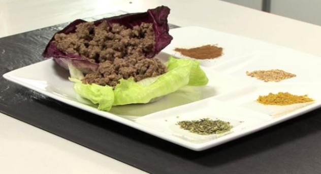 Carne especiada sobre lechuga