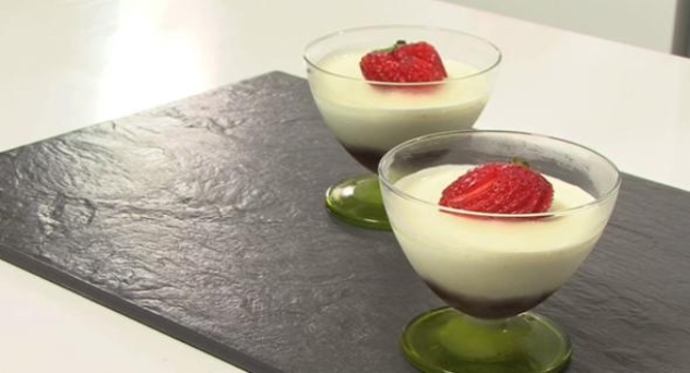 Copa de cremoso de vainilla con dulce de fresas