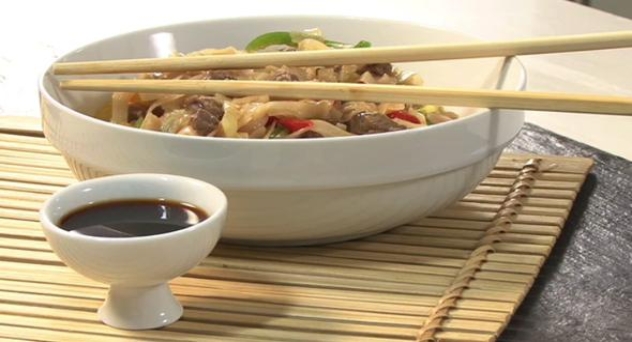 Noodles con salteado de ternera