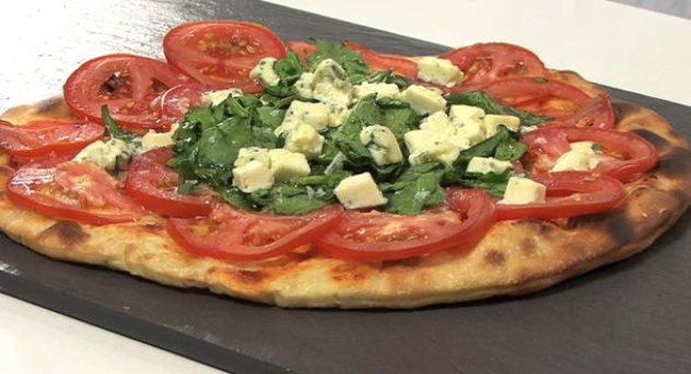 Pizza de espinacas, tomate y queso azul