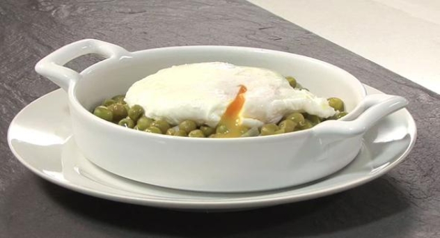 Ragout de guisantes con huevo escalfado