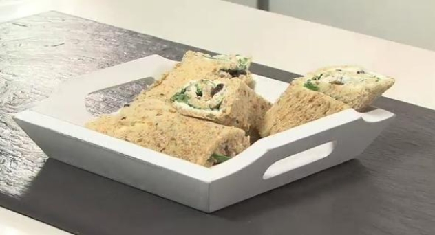 Rolls integrales de queso, rúcula y pasas