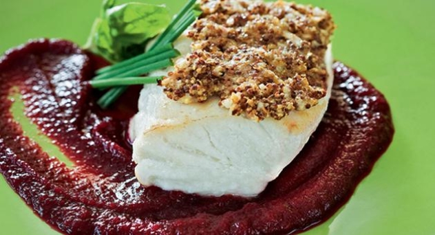 Merluza a la mostaza con puré de remolacha