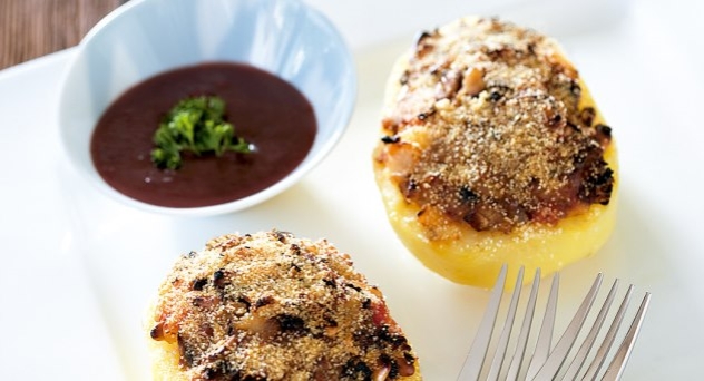 Patatas rellenas de pies de cerdo, pasas, piñones y trufa
