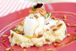 Patatas con bacalao y coliflor, ajos, piñones y aceite de ñoras