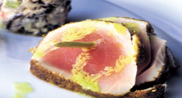 Ensalada de arroz salvaje al wasabi, atún albacora con especias