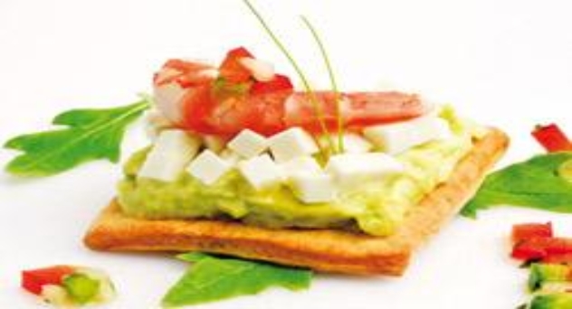 Aguacates, queso de cabra y vinagreta de verduritas sobre torta de aceite