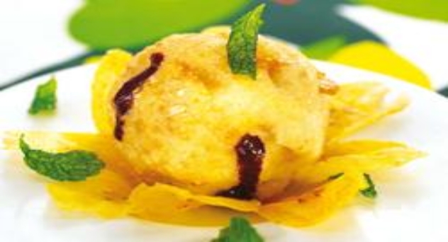 Helado de mora frito con crujiente de plátano
