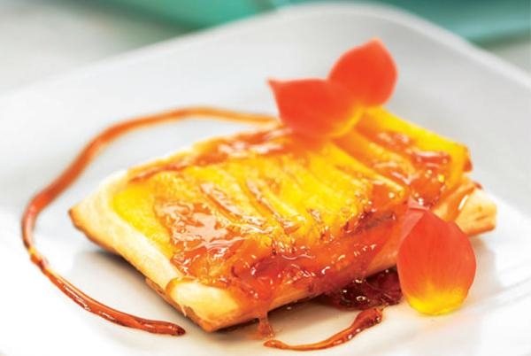 Tarta tatín de mango emperador y crema fría de coco