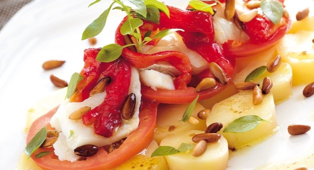Ensalada de patatas con bacalao confitado y pimientos asados