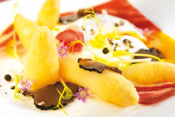 Espárragos de Navarra templados con jamón ibérico, huevo escalfado y mantequilla de trufa