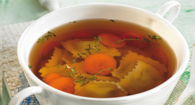 Raviolis con Reblochon y consomé con tomillo salvaje