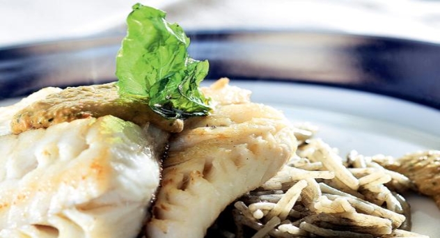 Bacalao confitado en salsa de pesto y fideuá a la tinta